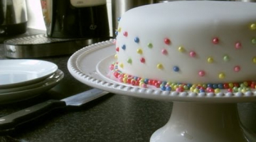 Recipe How to cover a cake with fondant & simple decoration with sugar pearls