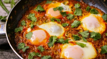 SHAKSHUKA RECIPE | EGGS POACHED IN SPICY TOMATO SAUCE | EGGS IN TOMATO SAUCE RECIPE